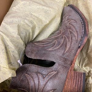 Women’s Roper Boots - size 5